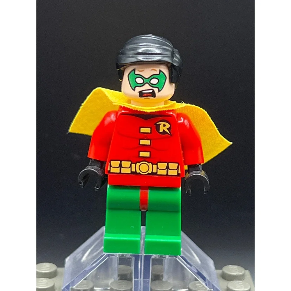 LEGO DC Super Heroes Robin Minifigure sh0112a Red Green Yellow Cape Boy Wonder